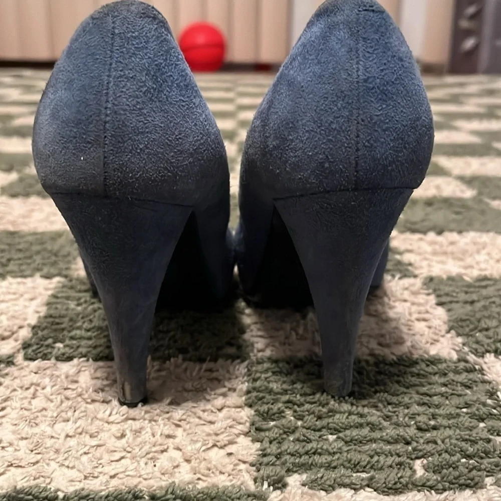 Tod’s blue suede pumps
